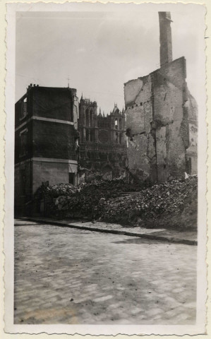 Amiens. La cathédrale vue de la rue André après les bombardements de 1940