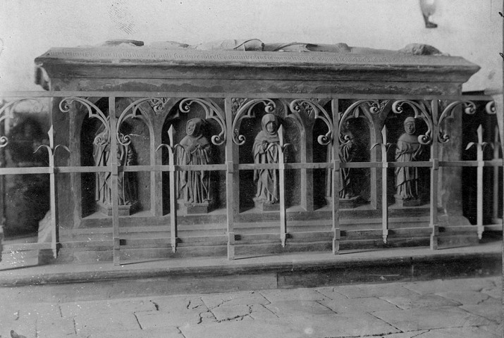 Ancienne église, vue d'un tombeau