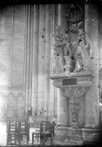 Cathédrale, vue intérieure : Monument Claude Pierre