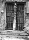 Eglise de Gisors, vue de détail : lles sculptures des vantaux du portail nord et le trumeau