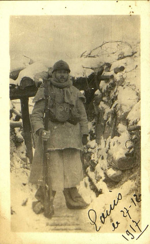 Soldat Louis Fournet du 48e Régiement d'Infanterie. Portrait en studio (Photo 1) le 1er mai 1915. Portrait dans les tranchées sous la neige aux Eparges le 27 décembre 1917
