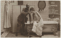 Carte postale mettant en scène un soldat souriant montrant une missive à sa bien aiée légèrement vêtue dans une salle de bain : "Une surprise... Je te disais dans cette lettre : mille baisers, demain, peut-être..."
