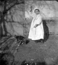 Portrait d'une enfant tenant un chat en laisse