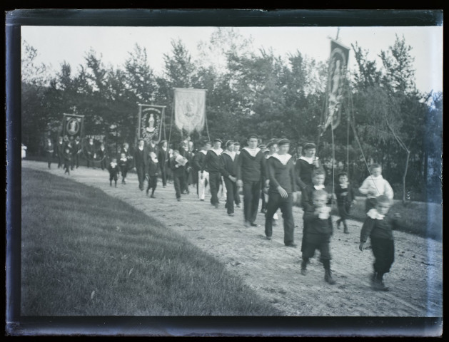 [Fête de Jeanne d'Arc à Camiers - octobre 1909. Procession religieuse : passage d'un cortège de jeunes garçons]