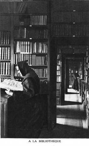 A la Bibliothèque. Dans le calme de la bibliothèque, le franciscain amasse des matériaux pour les labeurs de son apostolat