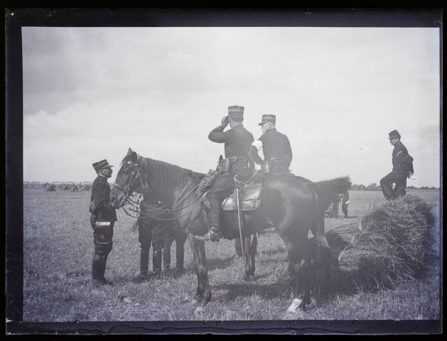 Manoeuvres de septembre 1902 - officiers d'artillerie aux environs d'Equennes