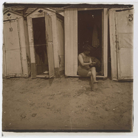 Femme assise dans une cabine de plage