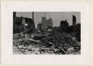 Amiens. La cathédrale vue de la rue des Orfèvres (?) après les bombardements de 1940