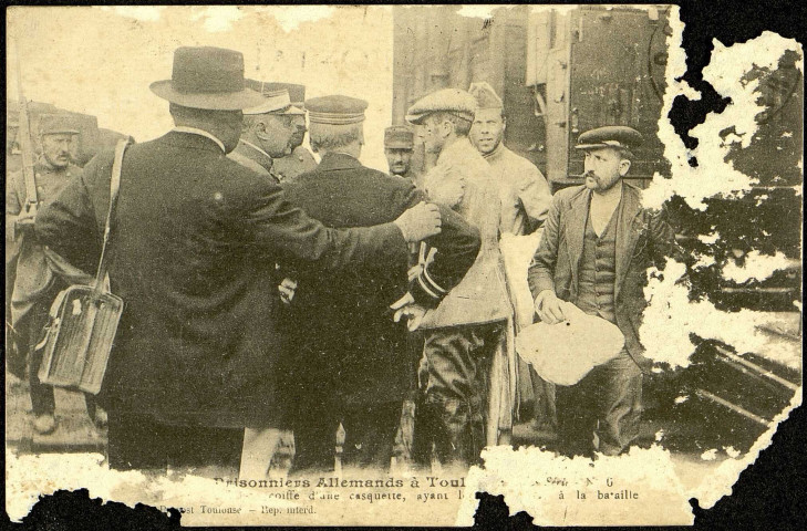 Carte postale illustrée humoristique intitulée "Menu. Tête de cochon à la Guillaume" représentant un soldat cuisto portant un plateau avec la tête du Kaiser