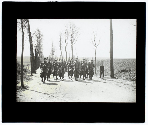[Une colonne militaire sur une route lors de manoeuvres dans la Somme]