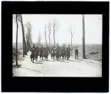 [Une colonne militaire sur une route lors de manoeuvres dans la Somme]
