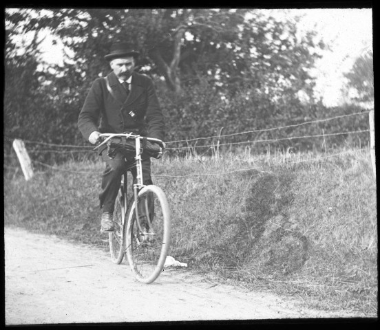 Portrait de monsieur Riquier à vélo