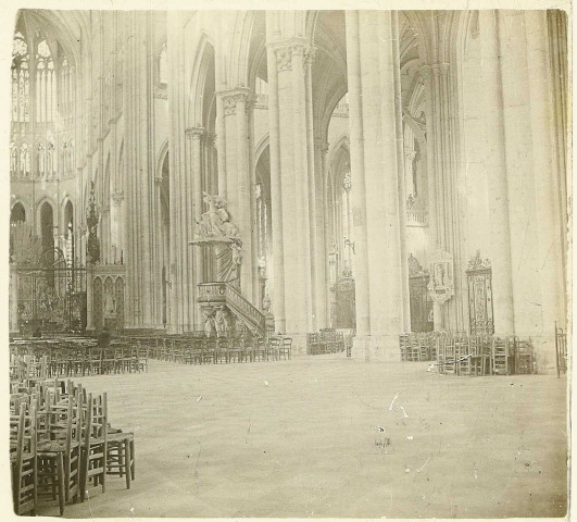 Amiens (Somme). Intérieur de la cathédrale Notre-Dame : le transept