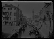 [Canaux et gondoles à Venise. A gauche une boutique de matelas "Materassaio"]