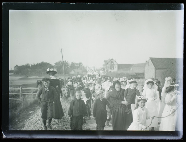 [Fête de Jeanne d'Arc à Camiers - octobre 1909. Procession religieuse dans les rues de Camiers]