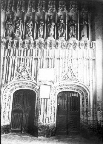 Chapelle du Saint-Esprit à Rue, vue de détail : les vantaux sculptés des portes de la trésorerie