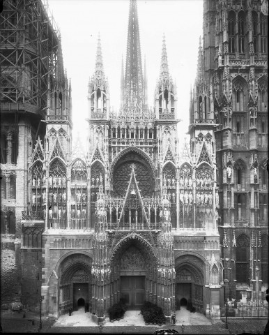 Rouen (Seine-Maritime). Façade de la cathédrale. Echafaudages de la Tour Saint-Romain