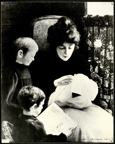 Portrait d'une femme cousant sous le regard attentif de ses enfants : reproduction d'un tableau de Gabriel BIESSY, 1901