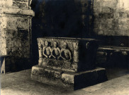 Intérieur de l'église Notre-Dame du Prieuré d'Airaines : cuve baptismale de pierre calcaire