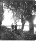 Portrait de femme et de jeune fille se promenant le long d'un étang