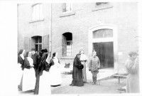 Les soeurs infirmières, le commandant et sa femme, au camp de prisonniers civils de Rastatt