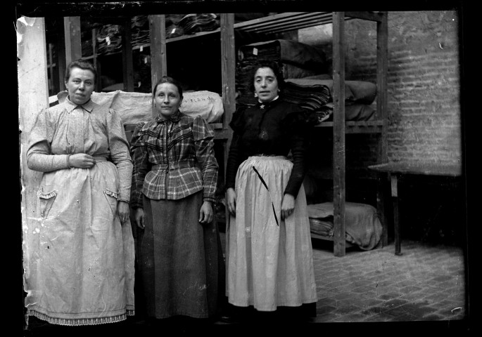Amiens. Trois femmes dans un atelier de stockage de pièces de tissu d'une manufacture de velours