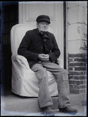 Martinsart (Somme). Portrait d'un vieil homme assis