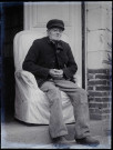 Martinsart (Somme). Portrait d'un vieil homme assis