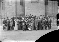 Groupe d'archéologues posant devant l'église lors d'un congrés à Issoire