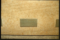Photographie de la plaque de bronze de la crypte du mausolée du Mont d'Huisnes sur laquelle figure l'inscription "Willi Hausemann Ass. 4.3.1888 - 22.10.1943"