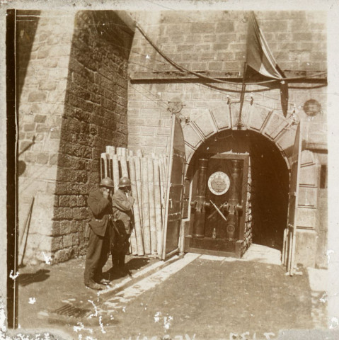 Deux soldats en faction devant l'entrée d'un ouvrage fortifié