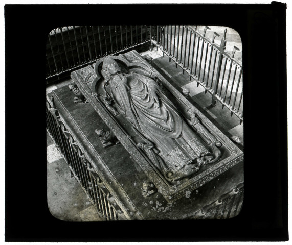 Amiens. La cathédrale. Tombeau de l'évêque d'Amiens, Evrard de Fouilloy