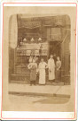 Portrait de la famille Manessier : Anatole, Lucie et les employés, devant l'épicerie fine "Le Planteur"