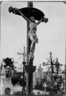 Cimetière d'Hangest-sur-Somme : le Christ en Croix sculpté par Carpentier