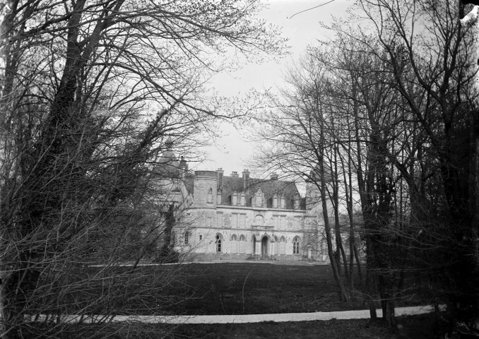 Château, vue extérieure : la façade sur le parc