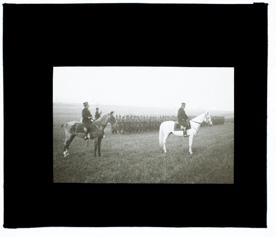 Départ du 8e bataillon de chasseurs à pied - pendant le défilé, le général Picquart - septembre 1913
