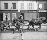 Fin août-début septembre 1914, militaires allemands défilant rue Jules Barni à Amiens : "roulante" tirée par des chevaux passant devant la maison "Thuillier Tailleur - Vêtements ecclésiastiques"