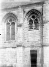 Eglise, vue extérieure : détail des fenêtres