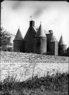 Château de Verpillières (gentilhommière du XVIe siècle) : les tours en poivrière et le mur d'enceinte