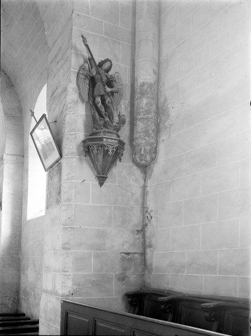 Eglise, statue de Saint Michel