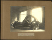 Reconstruction de la Fabrique Française de Gazes à Bluter (F.F.G.B.) à Sailly-Saillisel (Somme). Deux ouvriers posant devant l'un des moteurs Bollinckx 115 HP le 16 septembre 1921
