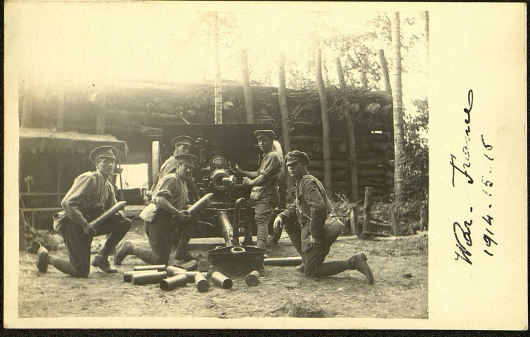 Guerre, War, France 1914-15-16. Canonniers britanniques prenant la pose près de leurs pièces d'artillerie