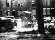 Guerre 1939-1945. Une charrette au timon relevé et un cheval mort, boulevard Beauvillé, 20 mai 1940