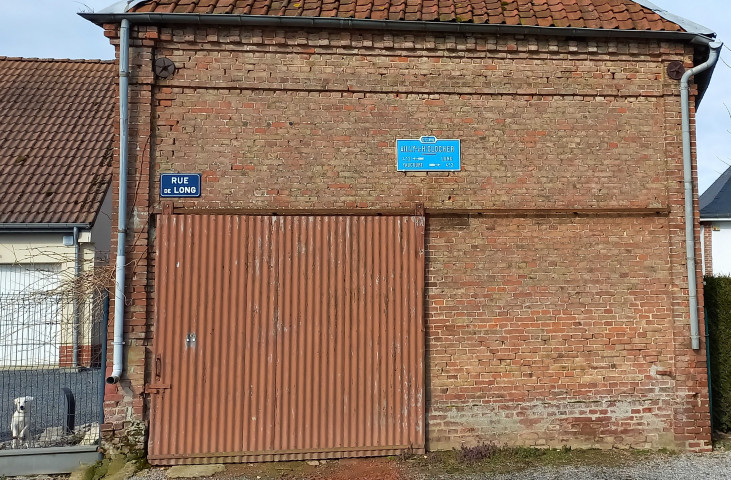 Ailly-le-Haut-Clocher. Ancienne plaque directionnelle dite plaque de cocher G.C. n° 10 vers Long (4,2 km) et Yaucourt (4,2 km)