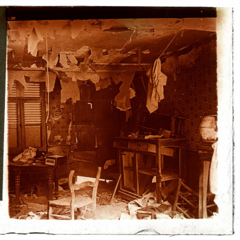 Rue Blanquetaque à Amiens. Intérieur de la maison détruite par la bombe du taube le 16 avril 1915 : 1 femme tuée