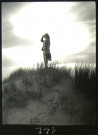 Une jeune femme au sommet d'une dune