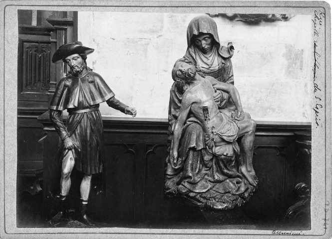 Chapelle du Saint-Esprit : statues de saint Roch et d'une Piéta