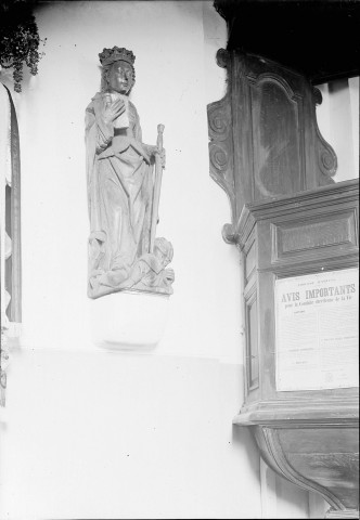 Eglise, statue d'une Sainte