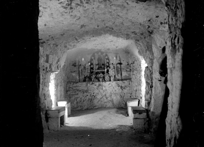 Vue intérieure des muches ou souterrains refuges : une chapelle