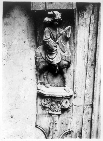 Passage Gossart à Amiens, Maison du Blanc-Pignon : vue de détail d'un trumeau sculpté représentant le mayeur Fauvel